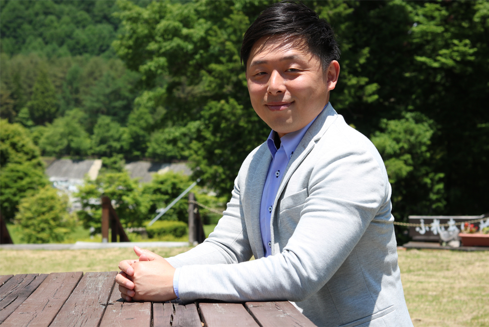 モンスターズライティング株式会社代表・佐伯怜司。伊那谷地域でホームページやLINEの活用支援を行うWEB専門家
