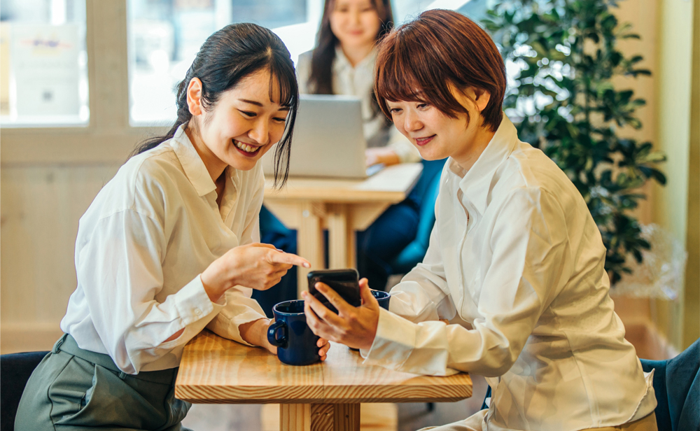 小さな店舗ビジネスがLINEを通じて顧客との関係性を深め、リピート来店や紹介を促進するイメージ