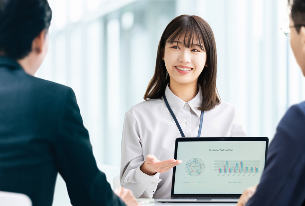 ホームページ集客の起点となるターゲット設計を考える中小企業の女性マーケター