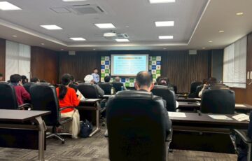 南信州・飯田産業センターで開催されたコピーライティング講座で、モンスターズライティング株式会社が飯田市のホームページ制作の視点も交えながら言葉の力を伝えている様子を表す活動報告用の画像です。