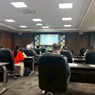 南信州・飯田産業センターで開催されたコピーライティング講座で、モンスターズライティング株式会社が飯田市のホームページ制作の視点も交えながら言葉の力を伝えている様子を表す活動報告用の画像です。