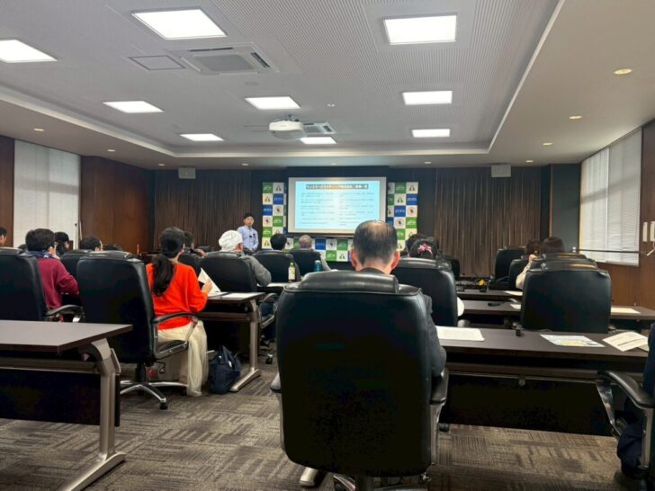 南信州・飯田産業センターで開催されたコピーライティング講座で、モンスターズライティング株式会社が飯田市のホームページ制作の視点も交えながら言葉の力を伝えている様子を表す活動報告用の画像です。